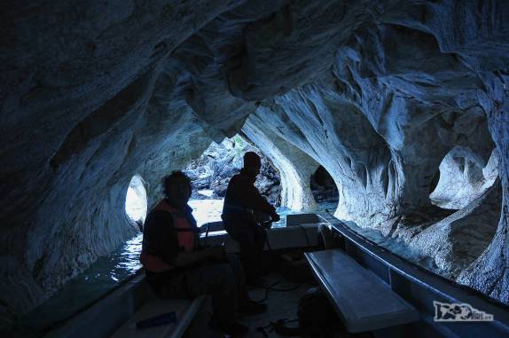 Atravessando um túnel na Catedral de Mármore, no lago General Carrera, região de Puerto Rio Tranquilo, na Carretera Austral, sul do Chile